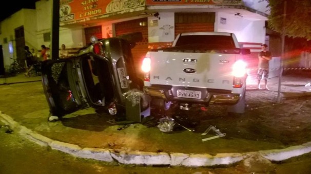 Vítimas de colisão ficaram presas nas ferragens do veículo