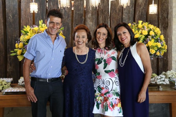 Diná Mendes e os filhos Dolival, Fabiana e Vera