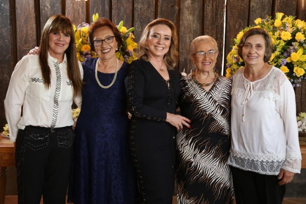 Flashes de algumas dondocas que levaram seu carinho à Diná – estrela maior daquele acontecimento