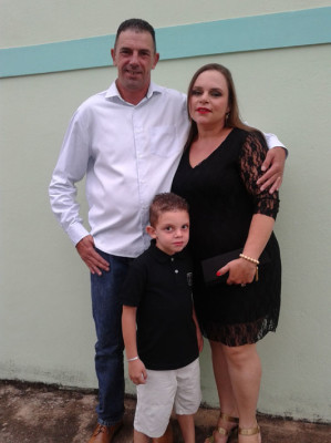 Ana Paula de Oliveira Borges aniversariante do dia 22 ao lado do esposo Mauro Henrique e do filho João Pedro 