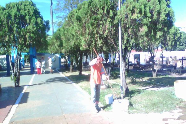 Aproximadamente 15 mil pessoas devem comparecer aos cemitérios de Araguari 