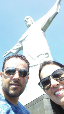 Charles Pereira Oliveira aniversariante do dia 12, com a esposa Ana Alice 