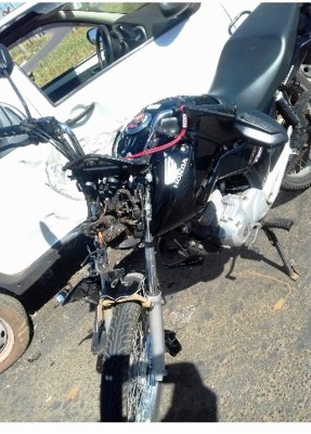 Motocicleta atingiu a porta direita do veículo