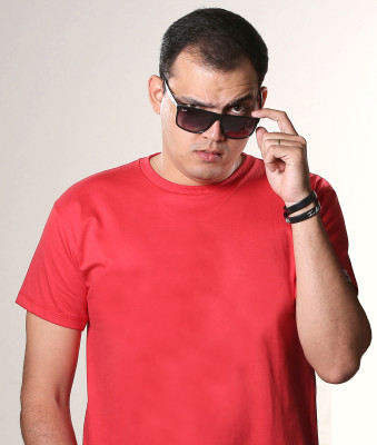 E quem comemora aniversário hoje é nosso parceiro Dione Marques. O publicitário trabalha hoje na gráfica mais cresce em Araguari, Gráfica Pontual, e também na parceira Franco Comunicação. Bastante divertido, o garoto usa seu tempo livre para gravar vídeos de entretenimento com o amigo Jean Bizoto e publicar no Canal Só Desses Trem no YouTube. Desejamos muita saúde, um feliz aniversário e muito sucesso no canal de vídeos de vocês. #FelizAniversário