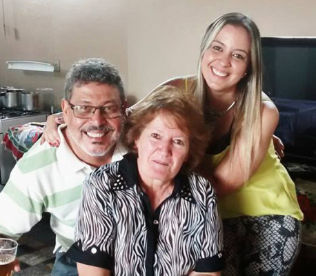 Ontem, 17, foi dia de festejar a chegada de mais um aniversário do meu amigo Antônio Marcos Santos Rodrigues. Claro que dia de semana é folhinha preta, mas no domingo a galera se reuniu e comemorou em grande estilo. Aliás, comemoração e animação fazem parte do sobrenome dos Rodrigues. Família que admiro muito. Na foto ele está acompanhado da esposa, Vania e da filha Marcela. Deixo aqui os parabéns e votos de muita saúde. #FelizAniversário