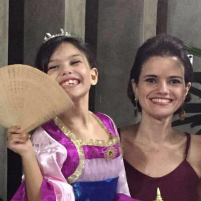 Acompanhada na foto com a linda filha, Sófia, Barbara Farina comemora hoje a chegada de mais um ano. Muito conhecida pelos seus dotes culinários, principalmente na parte de confeitaria, Barbara merece todo carinho e felicitações neste dia. Admiro muito seu esforço e é sempre bom reencontrá-la nas festas e eventos da cidade. Um excelente aniversário e muitas conquistas. #Parabéns 