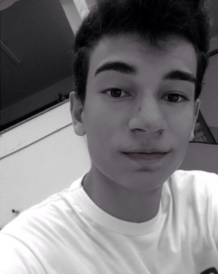 Hoje, dia 18, o taurino Gustavo Sena comemora mais um aniversário. Rodeado de amigos, comunicativo e viciado em séries, o garoto, aluno do ensino médio  está focado em uma faculdade. Dedicado como é desejo sorte, um feliz aniversário e muitos presentes.