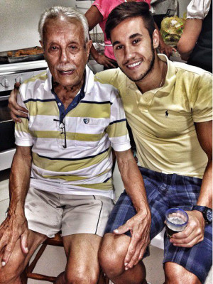 Hoje, dia 5, o jogador de futebol Thales Duarte comemorar mais um ano de vida. Mesmo morando fora da nossa querida Araguari, o guri não deixa de enviar notícias a amigos e familiares. Porém está na hora de aparecer e fazer um auê por aqui. Parabenizo você pelo aniversário e desejo muito sucesso em suas escolhas. Na foto está acompanhado do guerreiro avô Romeu Duarte.  #Parabéns