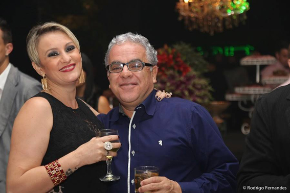 E tem prata da casa que sopra velas nesta sexta-feira, dia 20. O conhecido Ernane Queiroz! Grande parceiro da Acesso Restrito é um dos braços direitos quando o assunto é TOP OD MIND – GAZETA DO TRIÂNGULO. Ao lado de Darli Amaral, eles dão show de organização na maior premiação da cidade. Sempre com a companheira Carla Prata, nos encontramos em festas e eventos da cidade. Um casal pra lá de animado. Deixo aqui os parabéns, desejando muita saúde e um ótimo resto de 2016.