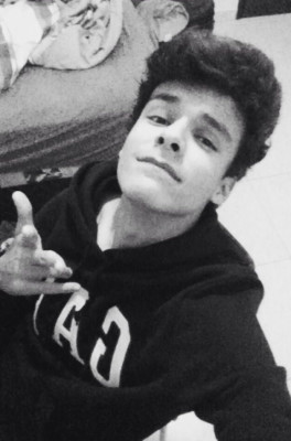 E dá-lhe geminianos! O guri Lucas Maiorki comemora mais um ano nesta quinta-feira, dia 26. O estudante do colegial está sempre rodeado de amigos e é sempre o zueiro da galera. Deixamos aqui registrados os parabéns pelo seu dia desejando muita sorte neste resto de 2016.