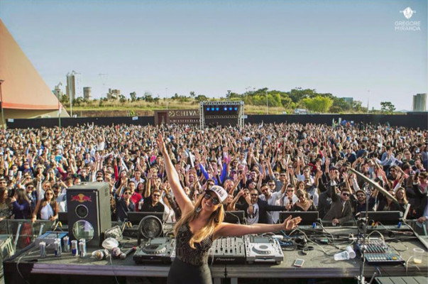 Logo após uma apresentação incrível no Main Stage do Tomorrowland Brasil, ela desembarca em Araguari para agitar o Warm Up da Black Sensation. Dj Samhara Marinho volta a nossa querida Araguari para animar a todos juntamente com os DJs Raphael Phillipe e Marx nesta sexta-feira na LOFT HALL. Uma super festa com muito eletrônico e gente bonita. Espero vocês lá!