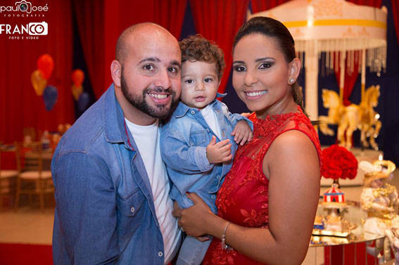 Em tempo! Celebrou aniversário na última segunda-feira, 16, a economista Vanessa Dias. O meu abraço e votos de felicidades ao lado do maridão Dr. Joaquim Torres e do pequeno Pietro.