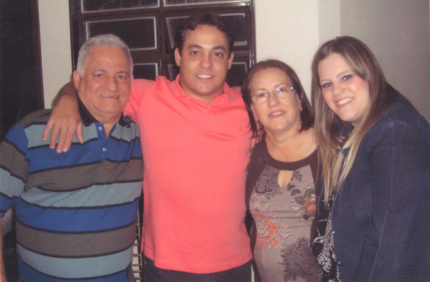 Laerte de Oliveira aniversariante do dia 2 com os filhos Lívia e Diego e a esposa Marise