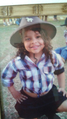 Lara Kelly, aniversariante do dia 20, recebendo o carinho dos pais Thiago e Greice e da vovó Celma 