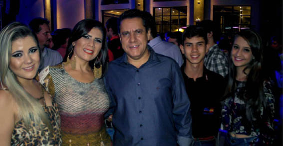 Magali de Fatima Alves Rosa, aniversariante de hoje, com seu esposo Flavio Rosa Alves, os filhos Amanda Rosa Alves e Flavio Rosa Alves Filho e a nora Maria Fernanda Rodrigues 