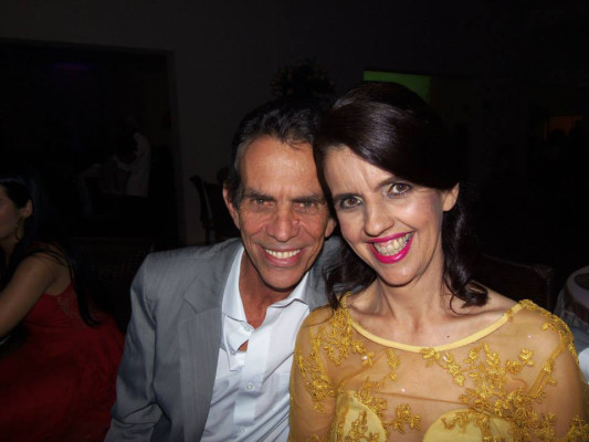 Mara Marta Montes Soares aniversariante do dia 8. Na foto, ao lado do marido Nebemilson Soares 