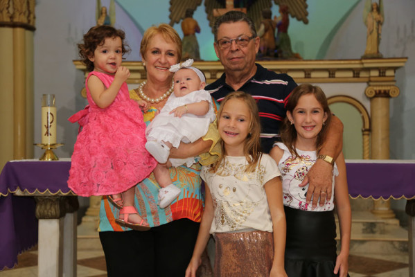 Maria de Lourdes C. Pedroso aniversariante do dia 27, com o esposo Roberto Pedroso e as netas Lavinea Pedroso Fernandes, Lorena Pedroso Fernandes, Ana Laura Pedroso Arcas Plaza e Ana Clara Pedroso Arcas Plaza