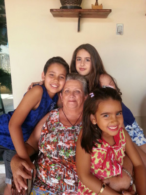 Neiva Maria Alves aniversariante do dia 15 recebe o carinho de seus netos, José Lucas, Maria Fernanda e Giovana