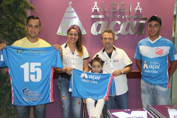 Representantes do Independente FC com os patrocinadores
