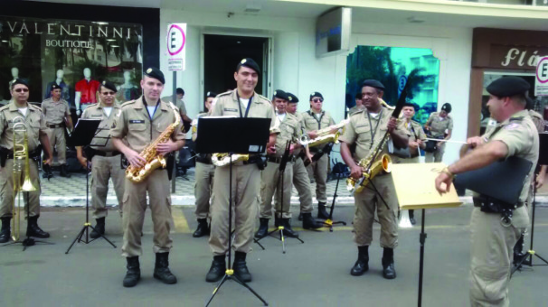 Banda do 17º BPM se apresenta em frente à praça Manoel Bonito
