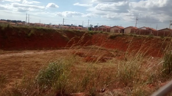 Moradores afirmam que local tem sido utilizado para descarte de lixo