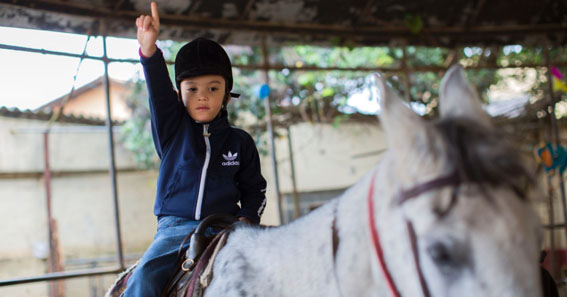 Alunos da APAE participam de equoterapia