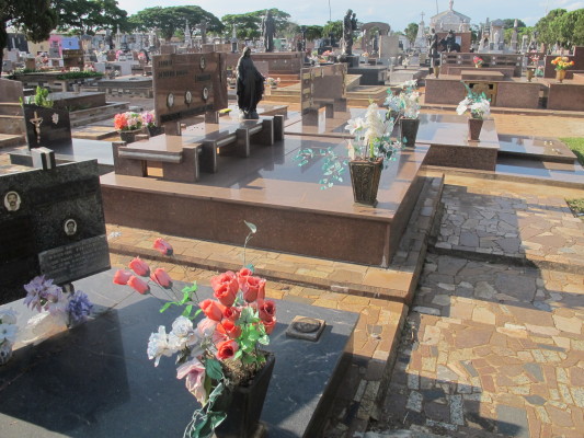 Cemitério Senhor Bom Jesus recebe visitantes diariamente