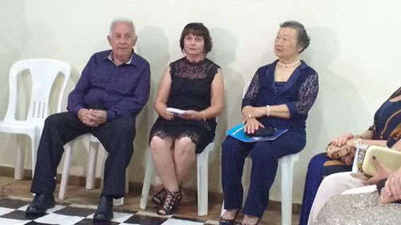 Os homenageados Ubirajara Coutinho, sua esposa e a professora Risaco Akegawa da Costa