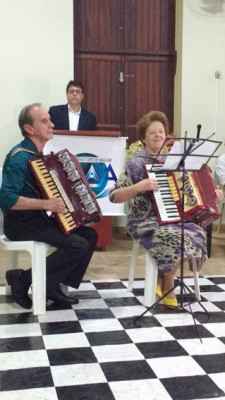 Eurípedes Napolião e Gessy Carísio de Paula musicando ao acordeon