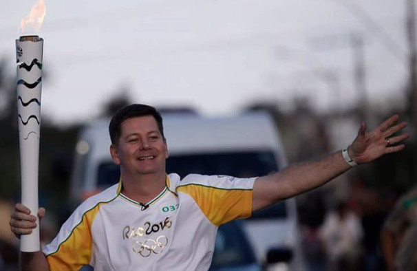 Jornalista Renato Peters conduz Tocha Olímpica em sua cidade natal