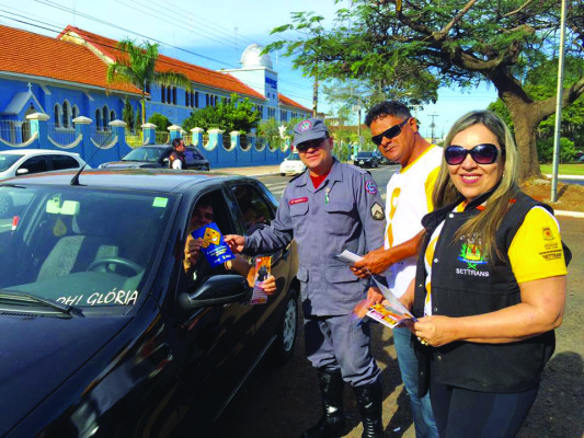 Equipe orienta motoristas quanto às regras de trânsito e normas de segurança