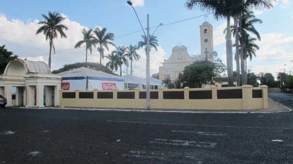 Igreja está localizada na praça Augusto Diniz 