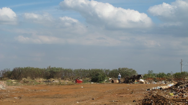 Dupla é flagrada em terreno baldio