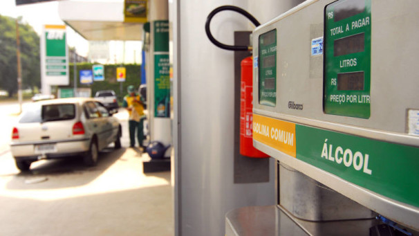 Com o período de safra da cana de açúcar começando, o preço do álcool tende a reduzir 