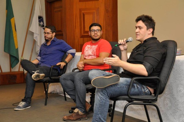 Os publicitários Rhulian Marcus e Caio Monteiro, da Contramestre Agência Digital, debateram sobre o tema “Presença Digital