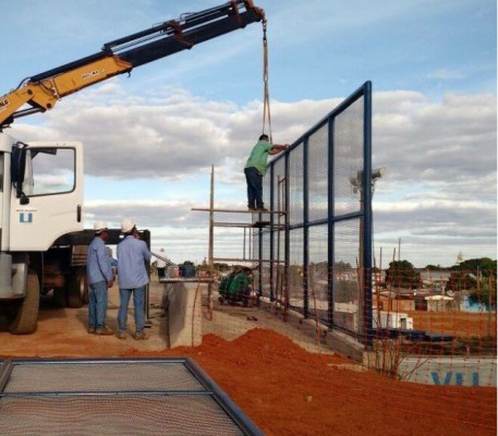 Equipe realiza instalação de guarda-corpos e guarda-rodas no viaduto
