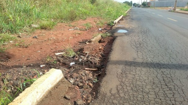 Moradores podem entrar em contato com a secretaria e solicitar o tapa-buracos