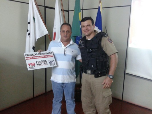 Entrega das placas aos comerciantes aconteceu na tarde desta quinta-feira