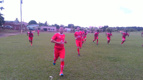Atletas durante trabalho de aquecimento no Cesac 1