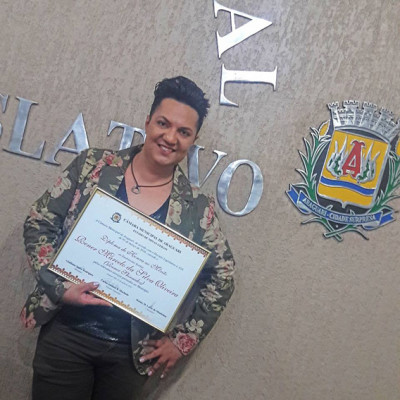 E mais uma vez a Câmara Municipal homenageou araguarinos que prestam relevantes serviços a nossa cidade. O escolhido da vez foi meu querido amigo Rener Shinaider. Na noite da última quinta-feira, dia 23, o cabeleireiro foi agraciado  com o Título de Cidadania Honorária e Diploma de Honra ao Mérito. Deixo aqui os parabéns aos vereadores envolvidos, ao meu grande amigo que merece muito e a todos os presentes neste ato solene. #RenerHonraAoMerito