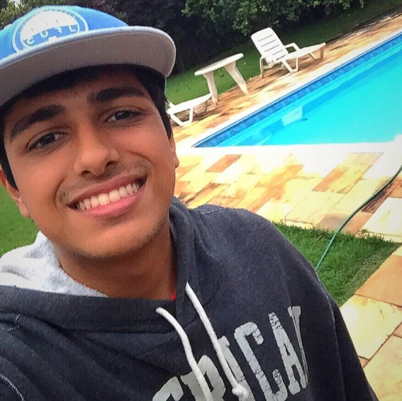 Nesta terça-feira o alvo de amigos zueiros no Facebook foi João Paulo Morais que festejava mais um ano. O garoto, que completou seus 19 anos neste dia 14, sempre que possível está acompanhado pela querida mãe Cynthia Guimarães Flores. Deixo registrado aqui os votos de felicidade, saúde e muitas conquistas. #Parabéns
