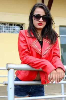 Ela é animada, divertida e muita adorada por todos ao seu redor. Estamos falando da priminha Brenda Teresa Fachinelli Alves. A garota e seus pais Janaina Fachinelli e Cláudio Alves receberam amigos e familiares no último sábado, dia 4, para a chegada dos seus 15 anos. O aniversário dela foi mesmo dia 31 de maio. Que festa boa, que dia de encontrar antigos amigos e relembrar como é bom estar perto da família e amigos. Deixo aqui os parabéns a todos aqueles que de alguma forma ajudaram a linda Brenda. Os pais ainda agradecem a fotógrafa Brunna Cardoso e Luciana Cadima pela maravilhosa decoração. #15anosDaBrenda