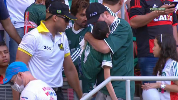 Torcedor tenta acalmar filho cadeirante depois de policiais lançarem gás de pimenta no estádio  