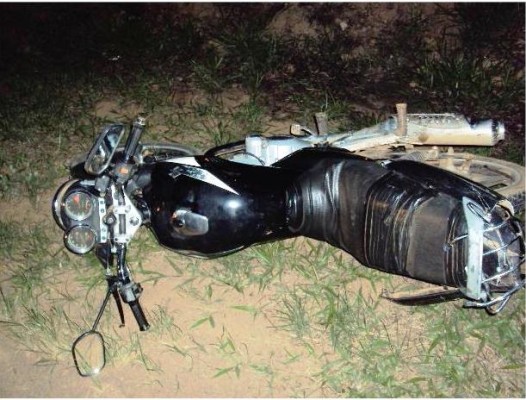 Motocicleta foi atingida na traseira