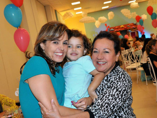   Antecipando festejos para a mais que querida Lourdes Espindola, pelo aniversário na próxima segunda-feira, 13. O meu carinhoso abraço no modelo da filha Dra. Alexandra e da linda neta Amanda. Muitas felicidades e anos de vida! (Crédito : Regina Maldonado)