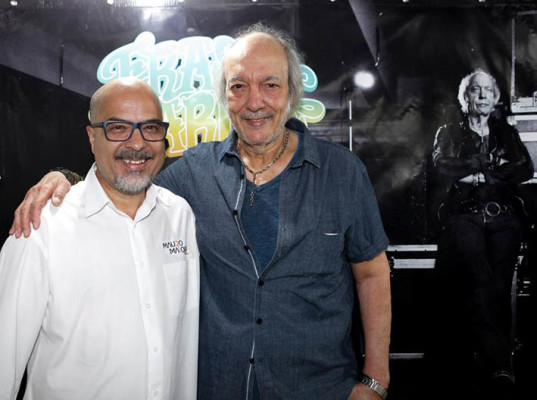 Renomado fotógrafo Mauro Marques ao lado de Erasmo Carlos recebe antecipadamente festejos pelo aniversário que acontece no próximo domingo, 5. O meu abraço e votos de felicidades e muitos anos de vida!