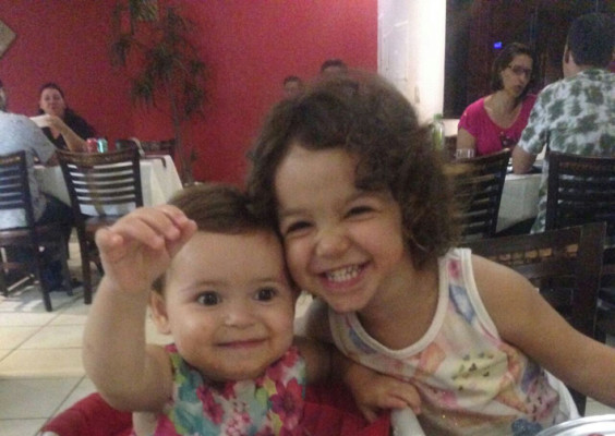 Lavínia Costa Pedroso Fernandes completará 3 aninhos no dia 27 ao lado da irmã Lorena de 1 ano e 4 meses recebendo o carinho dos pais e, em especial dos avós Roberto Pedroso e Maria de Lourdes C. Pedroso