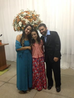 Marciano Pereira da Costa aniversariante do dia 12, com a esposa Raqueline e Maria Clara