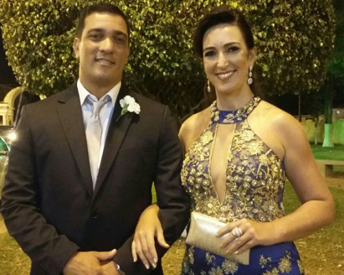 Esbanjando muita simpatia Dra. Nayara Franco atraiu todas as atenções em recente casamento que aconteceu em Araguari. Nayara muito bem acompanhada pelo noivo Leandro Cássio, foi madrinha usando um belíssimo e sensual longo da badalada Querub. Atraiu atenção e olhares, pela produção e sintonia do casal!