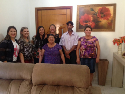 Nair Ribeiro Ruthes aniversariante do dia 9 recebendo o carinho dos filhos 
